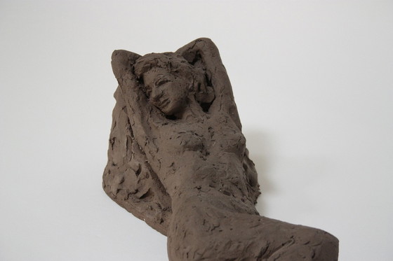 Image 1 of Terracotta sculptuur - Een naakte vrouw - Yolande Ide (1931)