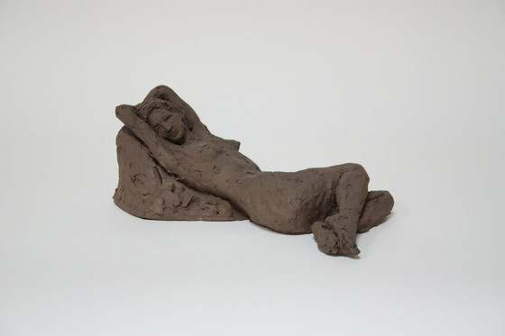 Image 1 of Terracotta sculptuur - Een naakte vrouw - Yolande Ide (1931)