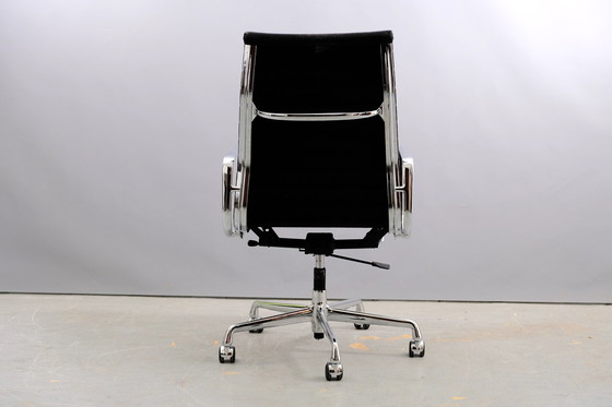 Image 1 of Mid Century aluminium EA-119 draaistoel van Charles & Ray Eames voor Vitra