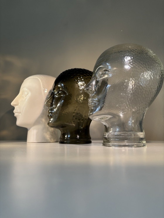 Image 1 of Vintage Glazen Display/Etalage Hoofden Voor Koptelefoon Of Hoeden Jaren 80