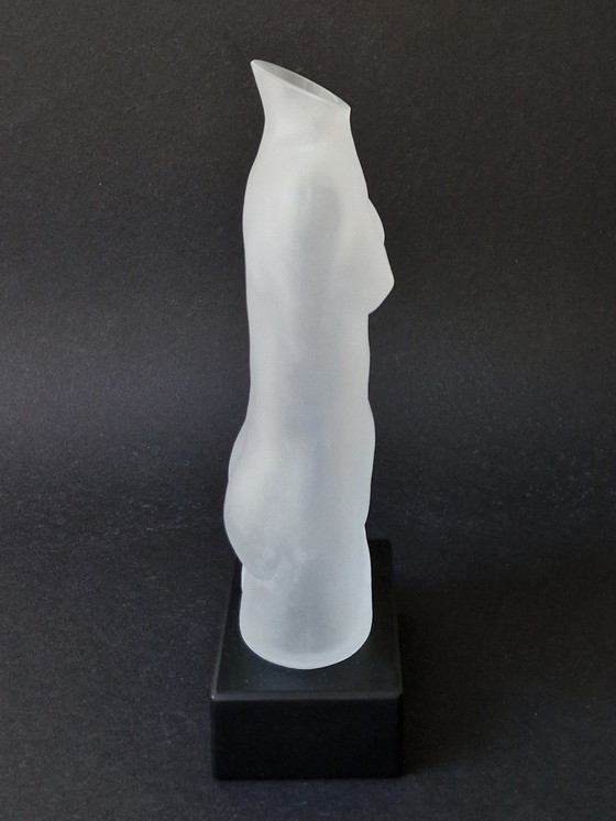 Image 1 of Sea Glasbruk - Vrouwelijk Torso By Renate Stock Op Houten Sokkel