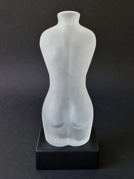 Image 1 of Sea Glasbruk - Vrouwelijk Torso By Renate Stock Op Houten Sokkel