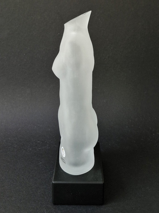 Image 1 of Sea Glasbruk - Vrouwelijk Torso By Renate Stock Op Houten Sokkel