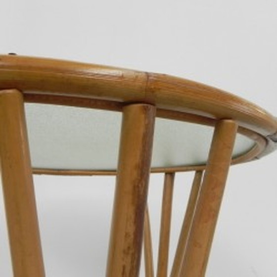 Image 1 of Rotan, bamboe salontafel met rond glazen blad - 1950