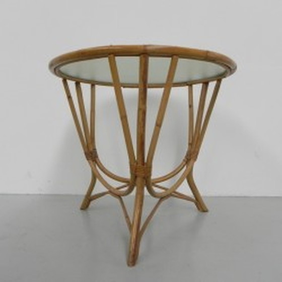 Image 1 of Rotan, bamboe salontafel met rond glazen blad - 1950