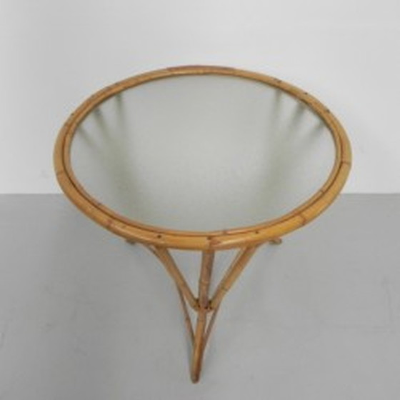 Image 1 of Rotan, bamboe salontafel met rond glazen blad - 1950