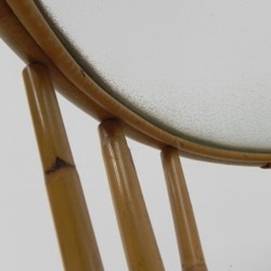 Image 1 of Rotan, bamboe salontafel met rond glazen blad - 1950