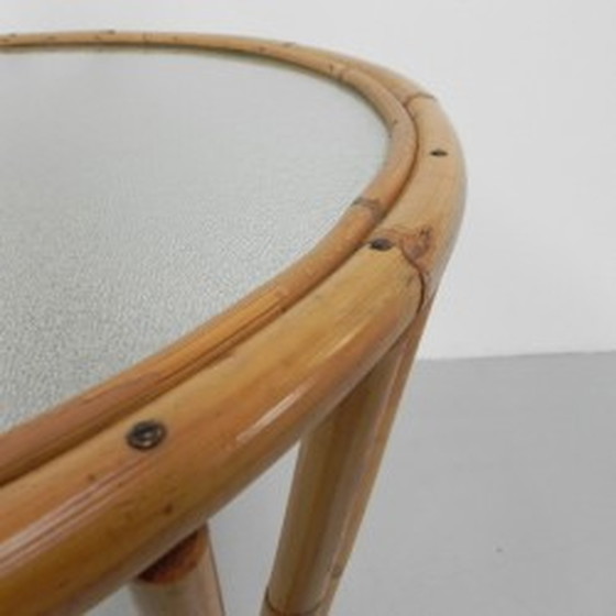 Image 1 of Rotan, bamboe salontafel met rond glazen blad - 1950