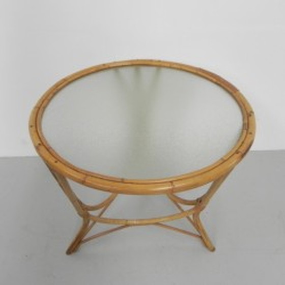 Image 1 of Rotan, bamboe salontafel met rond glazen blad - 1950