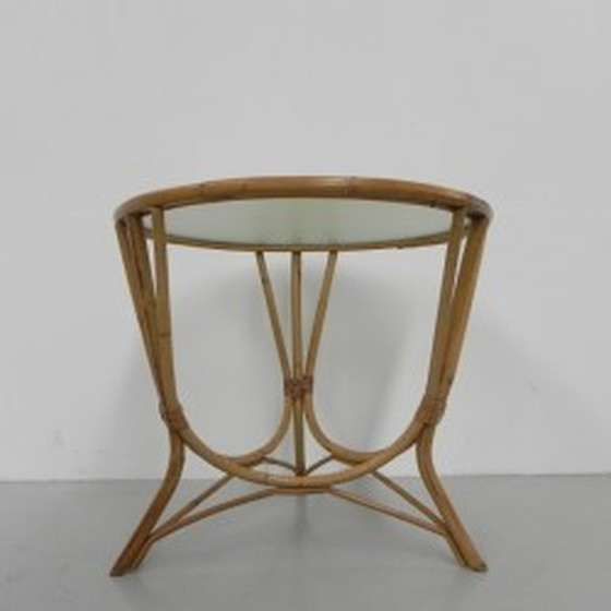 Image 1 of Rotan, bamboe salontafel met rond glazen blad - 1950