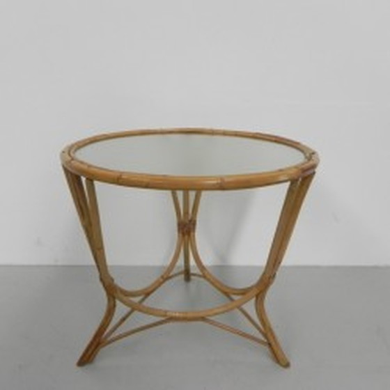 Image 1 of Rotan, bamboe salontafel met rond glazen blad - 1950