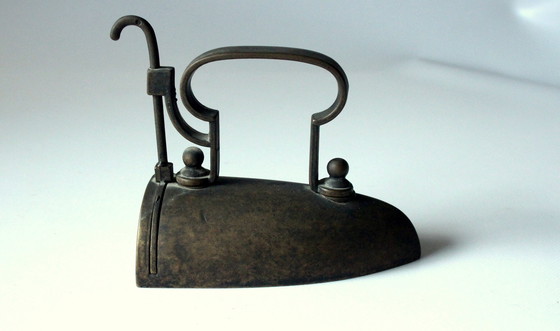 Image 1 of Antiek metalen strijkijzer, plat ijzer uit de jaren 1930