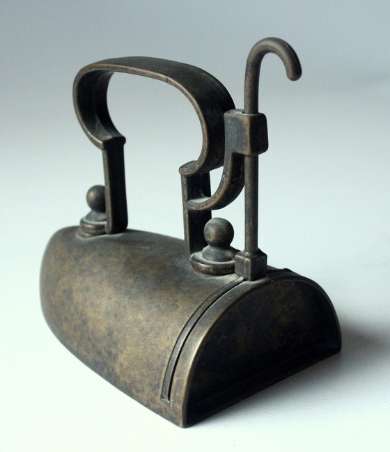 Image 1 of Antiek metalen strijkijzer, plat ijzer uit de jaren 1930