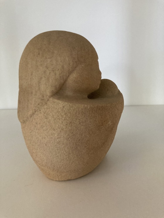 Image 1 of Stone Art Belgium Beeldje Van Zittend Kind