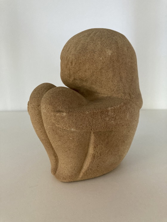 Image 1 of Stone Art Belgium Beeldje Van Zittend Kind