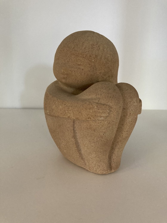 Image 1 of Stone Art Belgium Beeldje Van Zittend Kind