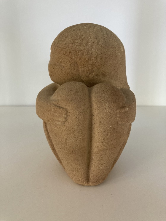 Image 1 of Stone Art Belgium Beeldje Van Zittend Kind