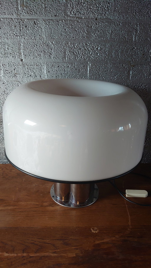 Grote Vintage Tafel- En/ Of Vloerlamp Van Het Italiaanse Design Merk Guzzini. Prachtig Design, Chromen Voet En Witte Plastic Kap