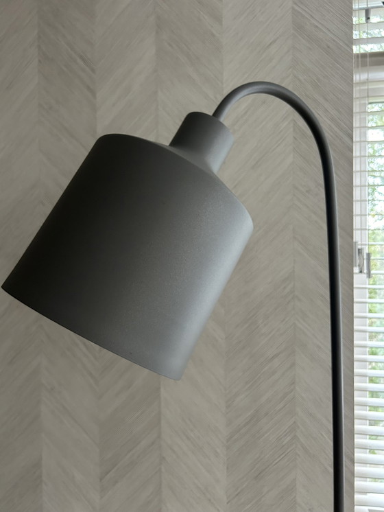 Image 1 of Moderne Metalen Staande Lamp- Grijs