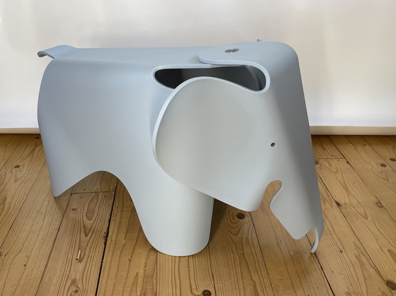 Image 1 of Eames Elephant door Vitra