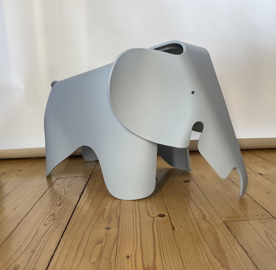 Image 1 of Eames Elephant door Vitra