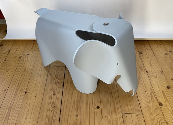 Image 1 of Eames Elephant door Vitra