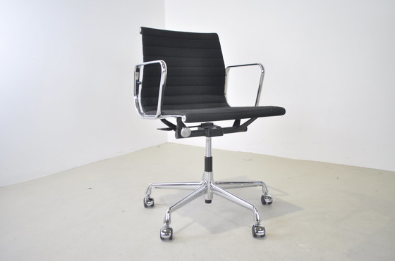 Image 1 of Vitra EA117  Ch & R Eames, bureaustoel met lage rug