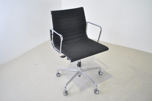 Vitra EA117  Ch & R Eames, bureaustoel met lage rug