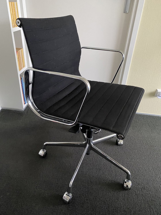 Image 1 of Vitra EA117  Ch & R Eames, bureaustoel met lage rug