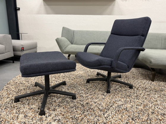 Image 1 of Artifort F141 Fauteuil Met Poef Blauw Stof