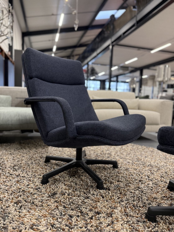 Image 1 of Artifort F141 Fauteuil Met Poef Blauw Stof