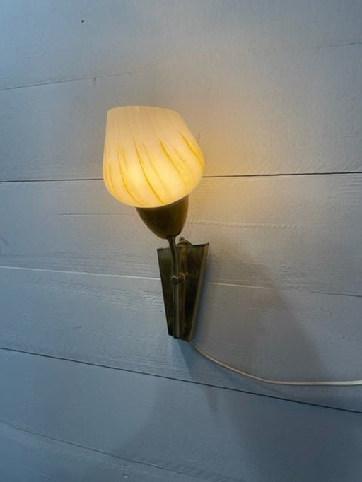 Vintage wandlamp ArtDeco geschilderd melkglas en messing