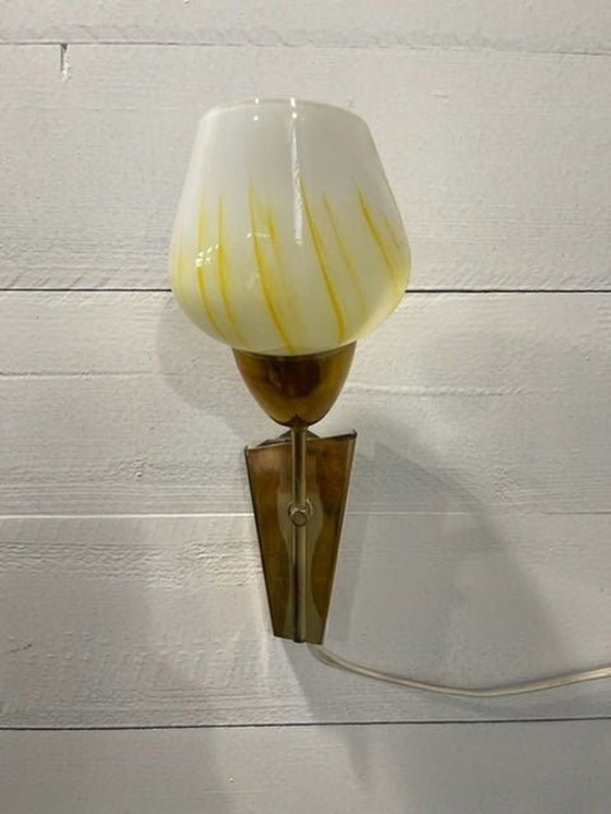 Image 1 of Vintage wandlamp ArtDeco geschilderd melkglas en messing