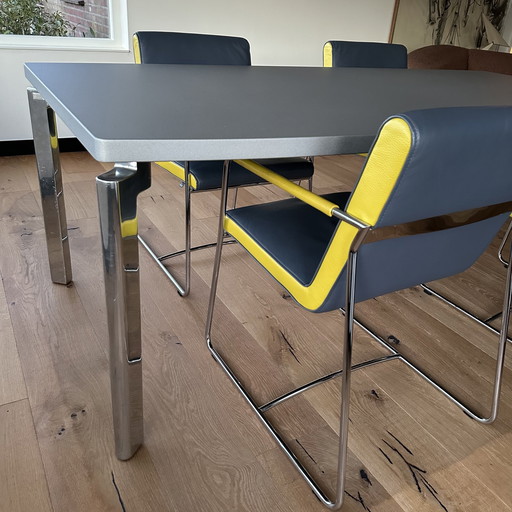 Leolux Niobe eettafel + 4 Orchid stoelen