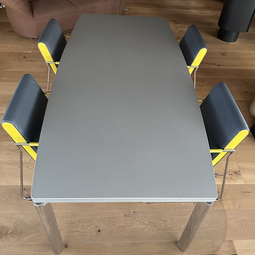 Leolux Niobe eettafel + 4 Orchid stoelen