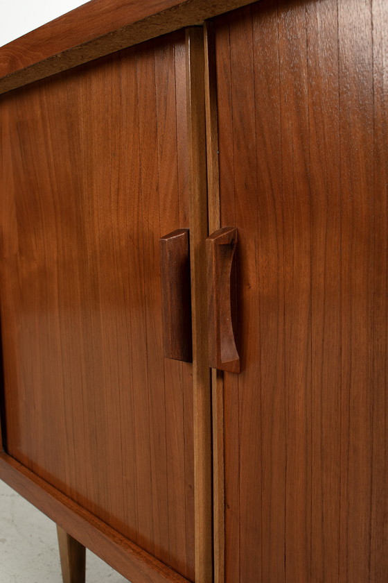 Image 1 of Vintage noten fineer hoekkastje