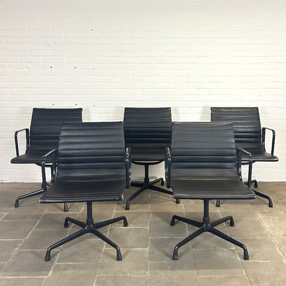 Image 1 of Vitra EA 108 Black on Black Edition - Luxe Designstoel in Zwart Leer