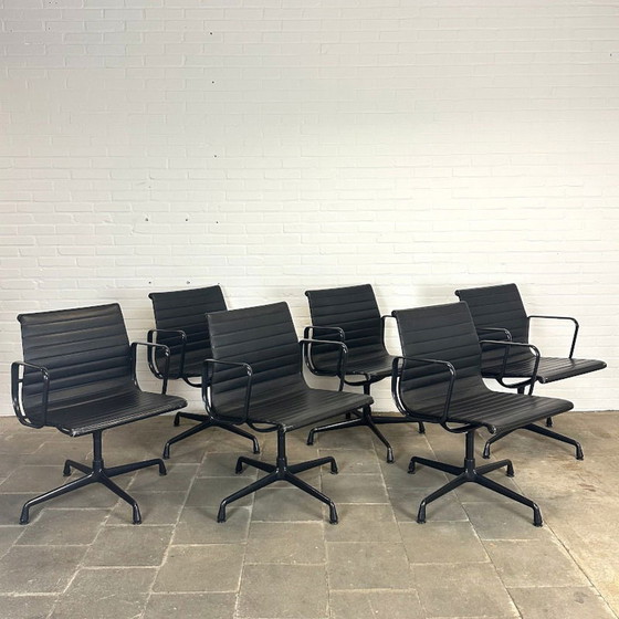 Image 1 of Vitra EA 108 Black on Black Edition - Luxe Designstoel in Zwart Leer