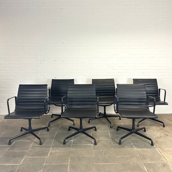 Image 1 of Vitra EA 108 Black on Black Edition - Luxe Designstoel in Zwart Leer