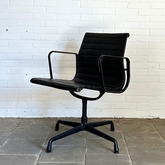 Image 1 of Vitra EA 108 Black on Black Edition - Luxe Designstoel in Zwart Leer