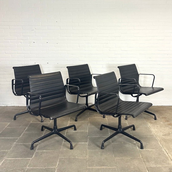 Image 1 of Vitra EA 108 Black on Black Edition - Luxe Designstoel in Zwart Leer