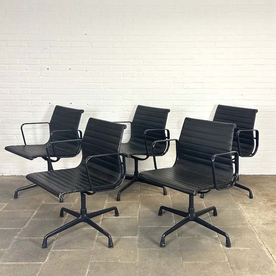 Image 1 of Vitra EA 108 Black on Black Edition - Luxe Designstoel in Zwart Leer