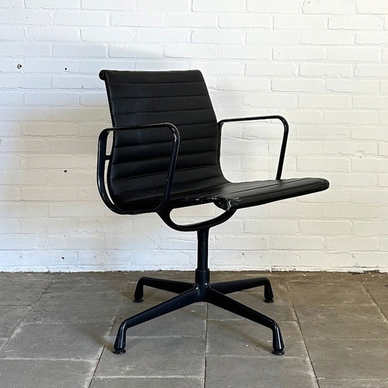 Image 1 of Vitra EA 108 Black on Black Edition - Luxe Designstoel in Zwart Leer