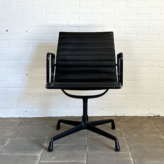 Image 1 of Vitra EA 108 Black on Black Edition - Luxe Designstoel in Zwart Leer