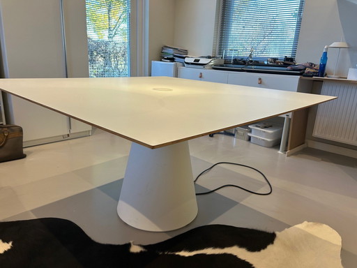 Andreu World Reverse Tafel Ontworpen Door Piergiorgio Cazzaniga