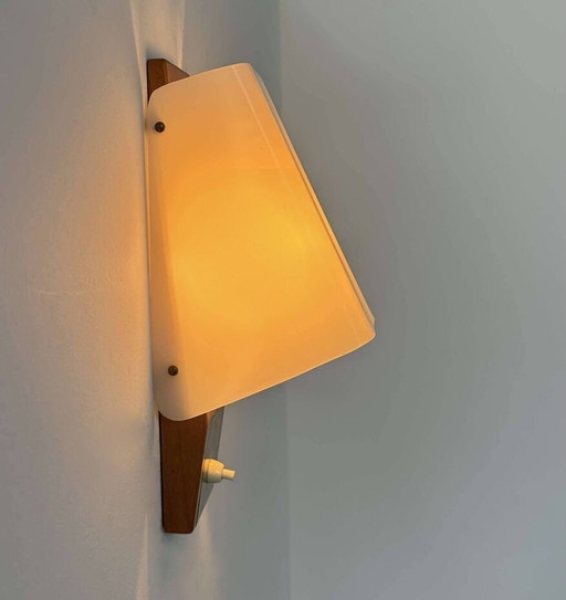 V199 Wandlamp in teak en messing van Hans Agne Jakobsson - Zweden 1962