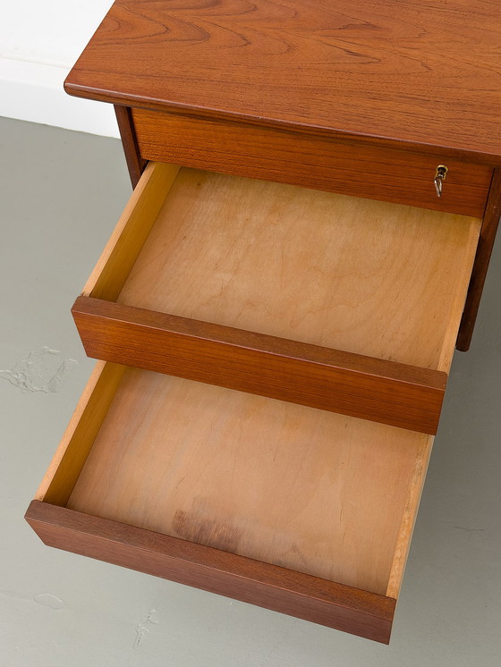 Image 1 of Deens teakhouten bureau van Vi-Ma Møbler, 1960