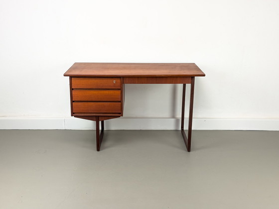 Image 1 of Deens teakhouten bureau van Vi-Ma Møbler, 1960