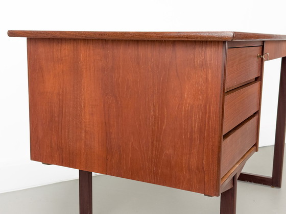 Image 1 of Deens teakhouten bureau van Vi-Ma Møbler, 1960