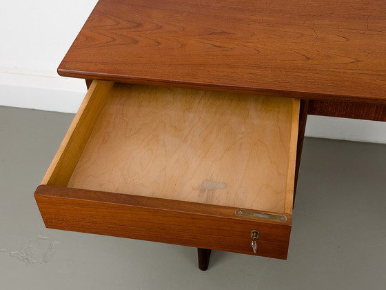 Image 1 of Deens teakhouten bureau van Vi-Ma Møbler, 1960